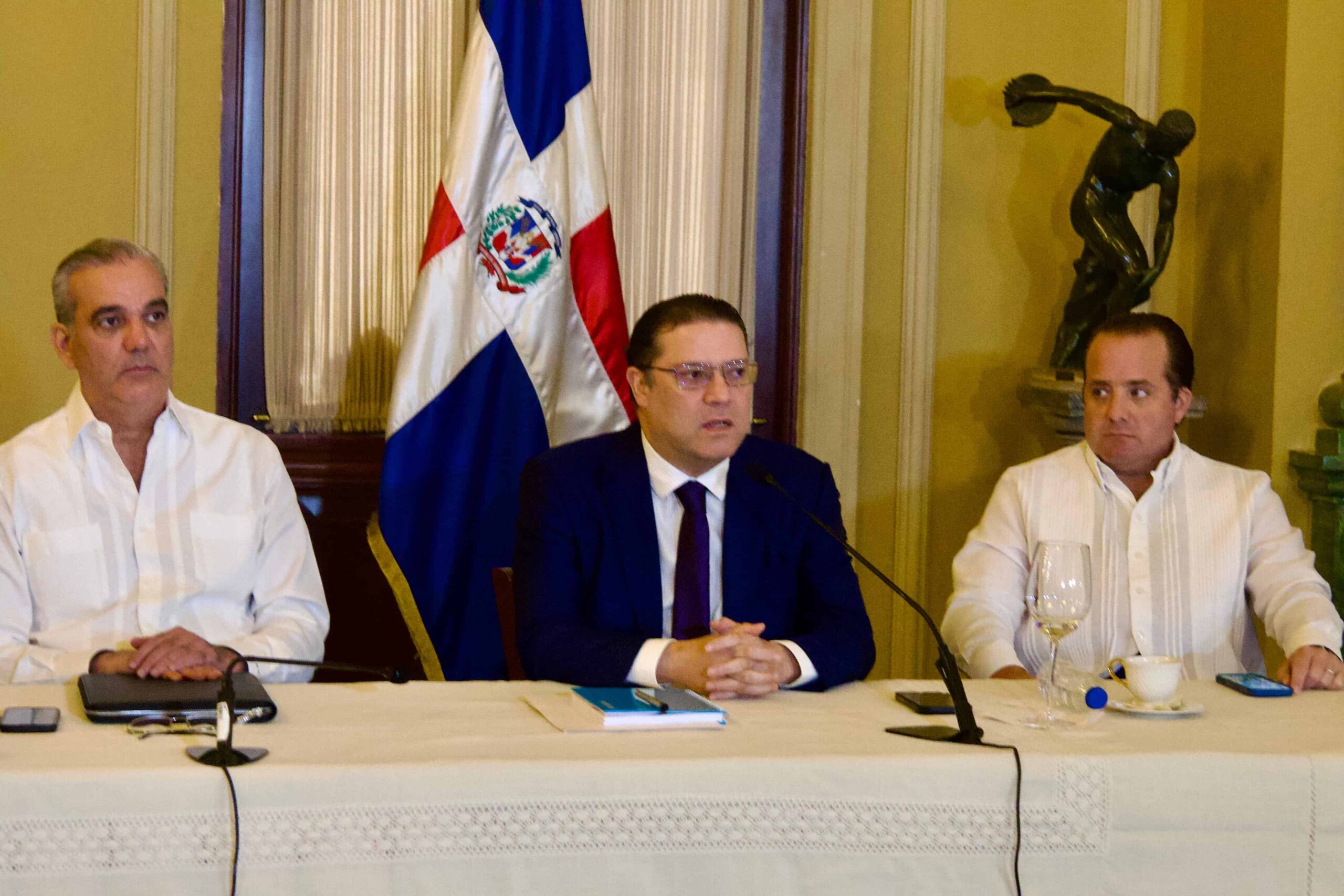 El presidente Luis Abinader (izq), el ministro de Industria y Comercio, Eduardo Sanz Lovatón y el ministro de la Presidencia, José Ignacio Paliza, en la reunión con el sector transporte. (Fuente Externa). Inter News Service