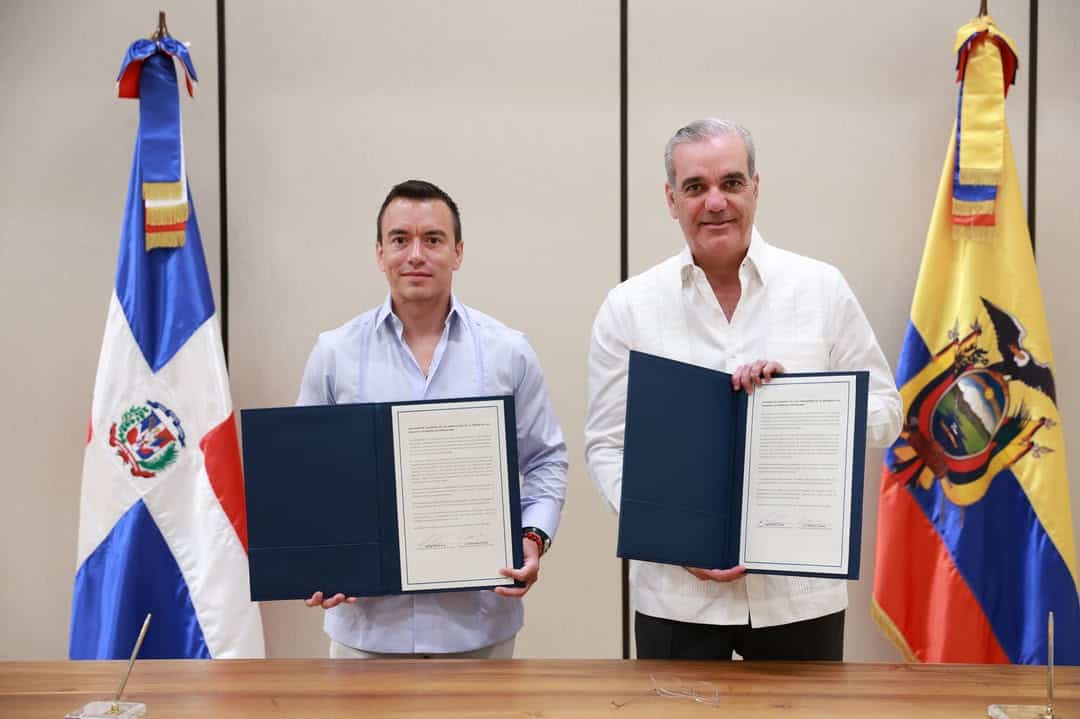 Los gobernantes Daniel Noboa y Luis Abinader mostrando documentos relacionados con las negociaciones para fortalecer las relaciones comerciales bilaterales. (Fuente Externa). Inter News Service
