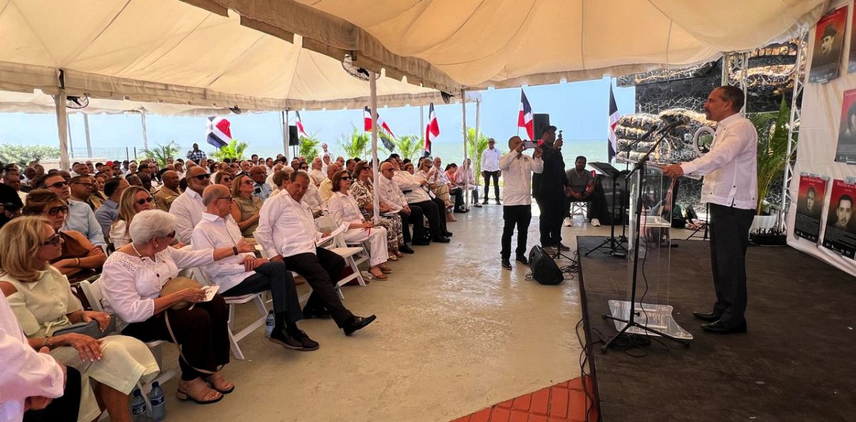 Vista de los asistentes al acto por el 65 aniversario del ajusticiamiento del dictador Rafael Leónidas Trujillo. (Fuente externa). Inter News Service