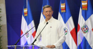 El canciller Roberto Álvarez mientras hacía aclaraciones respecto al acuerdo de recepción de migrantes procedentes también de los Estados Unidos. (Fuente externa). Inter News Service