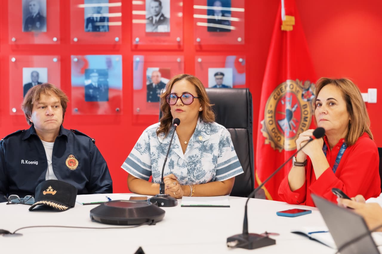 Elizabeth Mateo, funcionaria de Alcaldía del Distrito Nacional, ofreciendo detalles de las acciones preventivas agendadas para la temporada ciclónica. (Fuente externa). Inter News Service