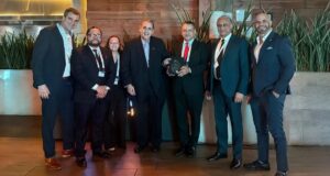 El presidente de la Junta Central Electoral, Román Andrés Jáquez Liranzo (corbata roja), recibiendo el reconocimiento internacional. (Fuente externa). Inter News Service