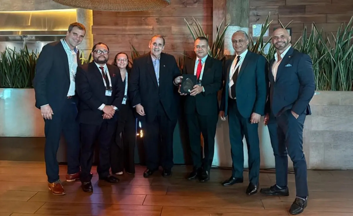 El presidente de la Junta Central Electoral, Román Andrés Jáquez Liranzo (corbata roja), recibiendo el reconocimiento internacional. (Fuente externa). Inter News Service