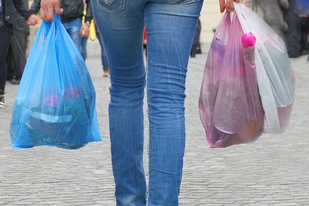 Las bolsas plásticas se ofrecen gratis a los consumidores en los centros comerciales dominicanos. Inter News Service