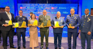 Oficiales militares superiores de las Fuerzas Armadas Dominicanas, mostrando los reconocimientos otorgados en los Premios Latam Digital 2026. (Fuente Externa). Inter News Service