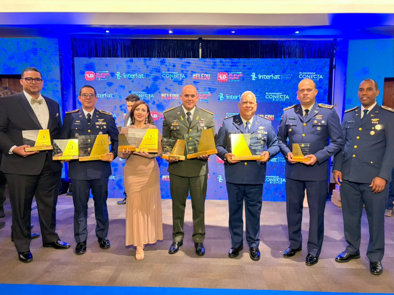 Oficiales militares superiores de las Fuerzas Armadas Dominicanas, mostrando los reconocimientos otorgados en los Premios Latam Digital 2026. (Fuente Externa). Inter News Service
