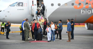 Vista de la llegada de las personas que estaban varadas en las zonas devastadas por los terremotos en Venezuela. (Fuente Mirex). Inter News Service