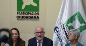 Directivos del movimiento cívico Participación Ciudadana ofreciendo detalles sobre la nueva legislación dominicana. (Fuente externa). Inter News Service