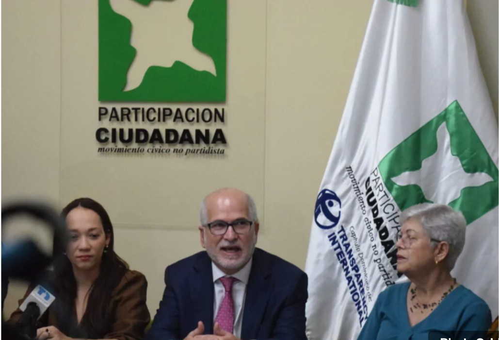 Directivos del movimiento cívico Participación Ciudadana ofreciendo detalles sobre la nueva legislación dominicana. (Fuente externa). Inter News Service