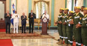 El presidente Luis Abinader junto a funcionarios estatales durante el reconocimiento conferido por el Gobierno de la República Bolivariana de Venezuela. (Fuente oficial). Inter News Service