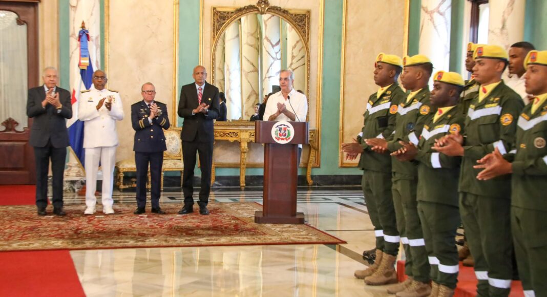 El presidente Luis Abinader junto a funcionarios estatales durante el reconocimiento conferido por el Gobierno de la República Bolivariana de Venezuela. (Fuente oficial). Inter News Service