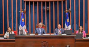 El presidente del Senado dominicano, Ricardo de los Santos (centro), flanqueado por Pedro Catraín, vicepresidente, y las senadoras Lía Díaz y Aracelis Villanueva. (Fuente externa). Inter News Service