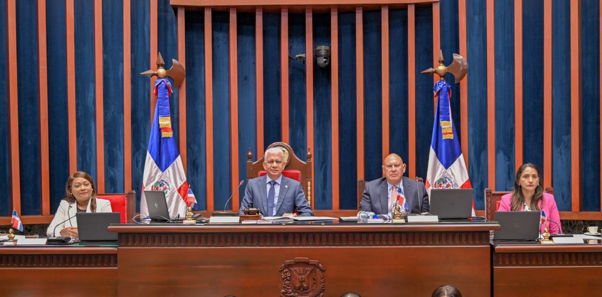 El presidente del Senado dominicano, Ricardo de los Santos (centro), flanqueado por Pedro Catraín, vicepresidente, y las senadoras Lía Díaz y Aracelis Villanueva. (Fuente externa). Inter News Service