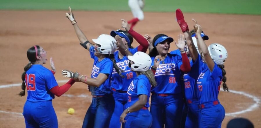 Las jugadoras puertorriqueñas celebrando la victoria sobre la República Dominicana. (Fuente Prensa JCC). Inter News Service