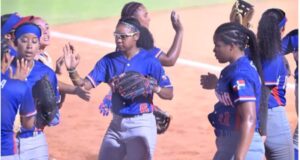Las softbolistas dominicanas se felicitan luego de derrotar a sus pares guatemaltecas. (Fuente externa). Inter News Service