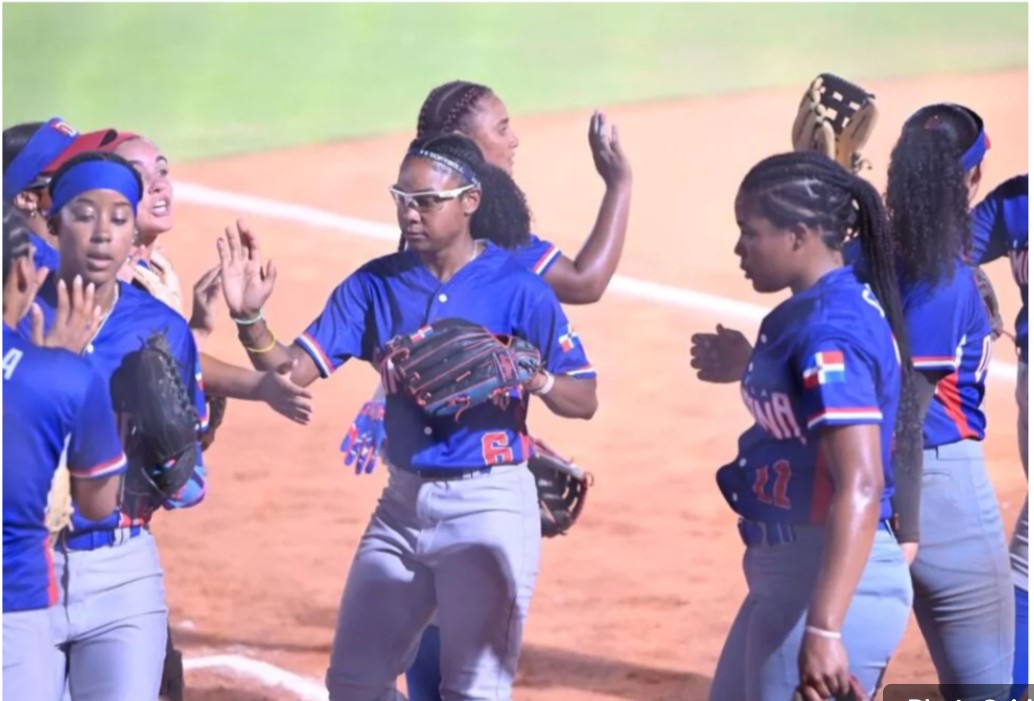 Las softbolistas dominicanas se felicitan luego de derrotar a sus pares guatemaltecas. (Fuente externa). Inter News Service