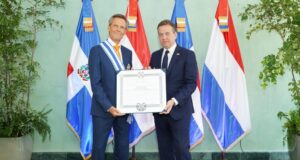 De izquierda a derecha, el embajador británico Fredrik Lammert Keurhorst y el canciller dominicano Víctor Bisonó Haza. (Fuente Mirex). Inter News Service