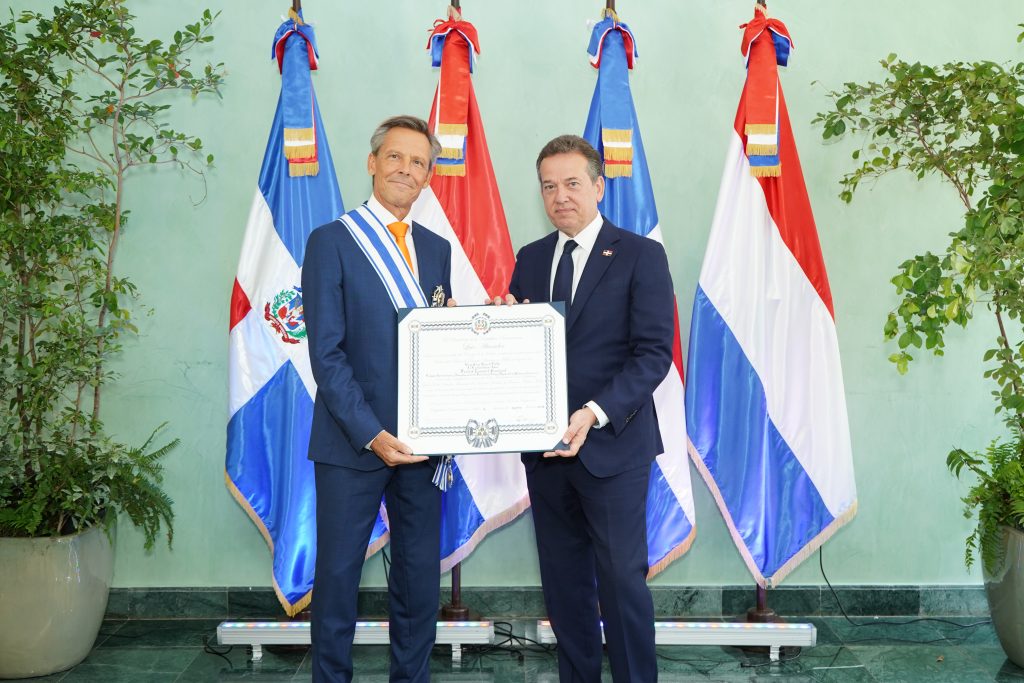 De izquierda a derecha, el embajador británico Fredrik Lammert Keurhorst y el canciller dominicano Víctor Bisonó Haza. (Fuente Mirex). Inter News Service