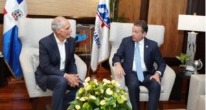El presidente Nasry Asfura Zablah (izq.) luego de ser recibido por el canciller Víctor Bisonó. (Fuente oficial). Inter News Service