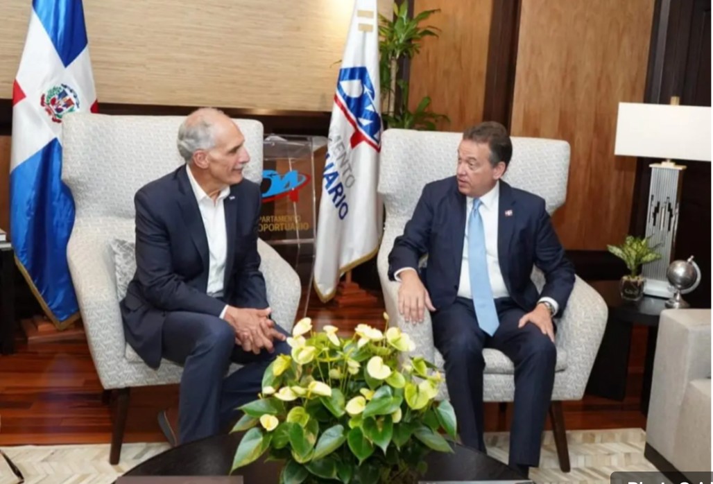 El presidente Nasry Asfura Zablah (izq.) luego de ser recibido por el canciller Víctor Bisonó. (Fuente oficial). Inter News Service