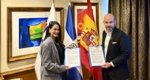 Celinés Toribio y José Francisco Rojas Blasco muestran la firma del acuerdo. (Fuente Mirex). Inter News Service