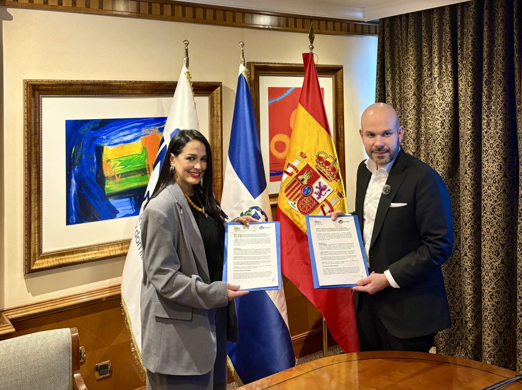 Celinés Toribio y José Francisco Rojas Blasco muestran la firma del acuerdo. (Fuente Mirex). Inter News Service