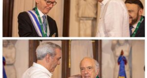 El presidente Luis Abinader mientras colocaba la Orden del Mérito de Duarte, Sánchez y Mella a los historiadores Frank Moya Pons y Bernardo Vega. (Fuente oficial). Inter News Service