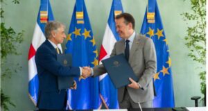 De izquierda a derecha, el embajador de la Unión Europea, Raúl Fuentes Milani, y el ministro de Relaciones Exteriores, Víctor Bisonó Haza. (Fuente Mirex). Inter News Service