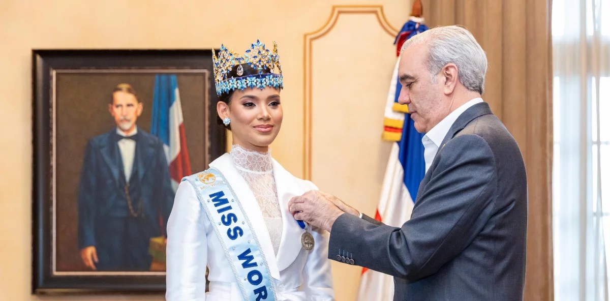 El presidente Luis Abinader condecorando a Joheirry Mola, Miss Mundo 2026. (Fuente externa). Inter News Service