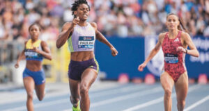 La corredora Marileidy Paulino en Londres, luego de llegar a la meta la carrera en los 400 metros. (Fuente externa). Inter News Service