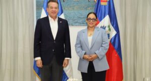 Los cancilleres Víctor Bisonó Haza y Raina Forbin. (Fuente Mirex). Inter News Service