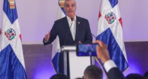 Imagen del presidente Luis Abinader en el encuentro con los periodistas. (Fuente externa). Inter News Service