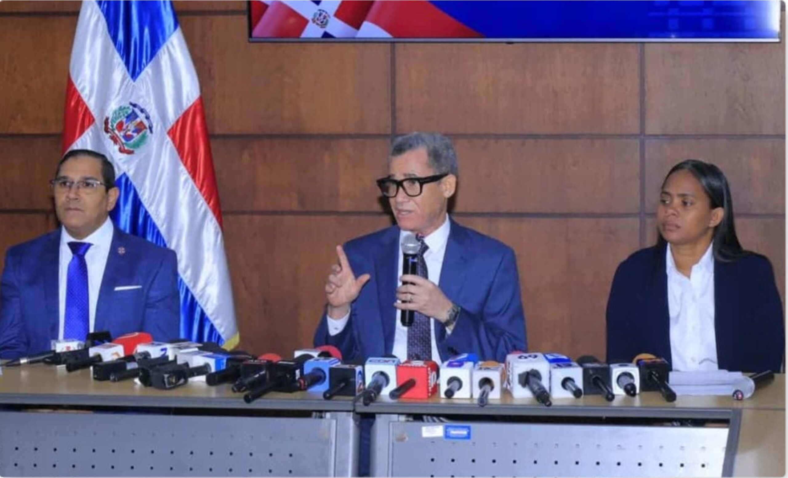 De izquierda a derecha, Juan Ramón Ventura, asesor legal del Ministerio de Trabajo; el ministro Eddy Olivares y Nikaury de la Cruz, coordinadora de Operativos de Inspección. (Fuente externa). Inter News Service