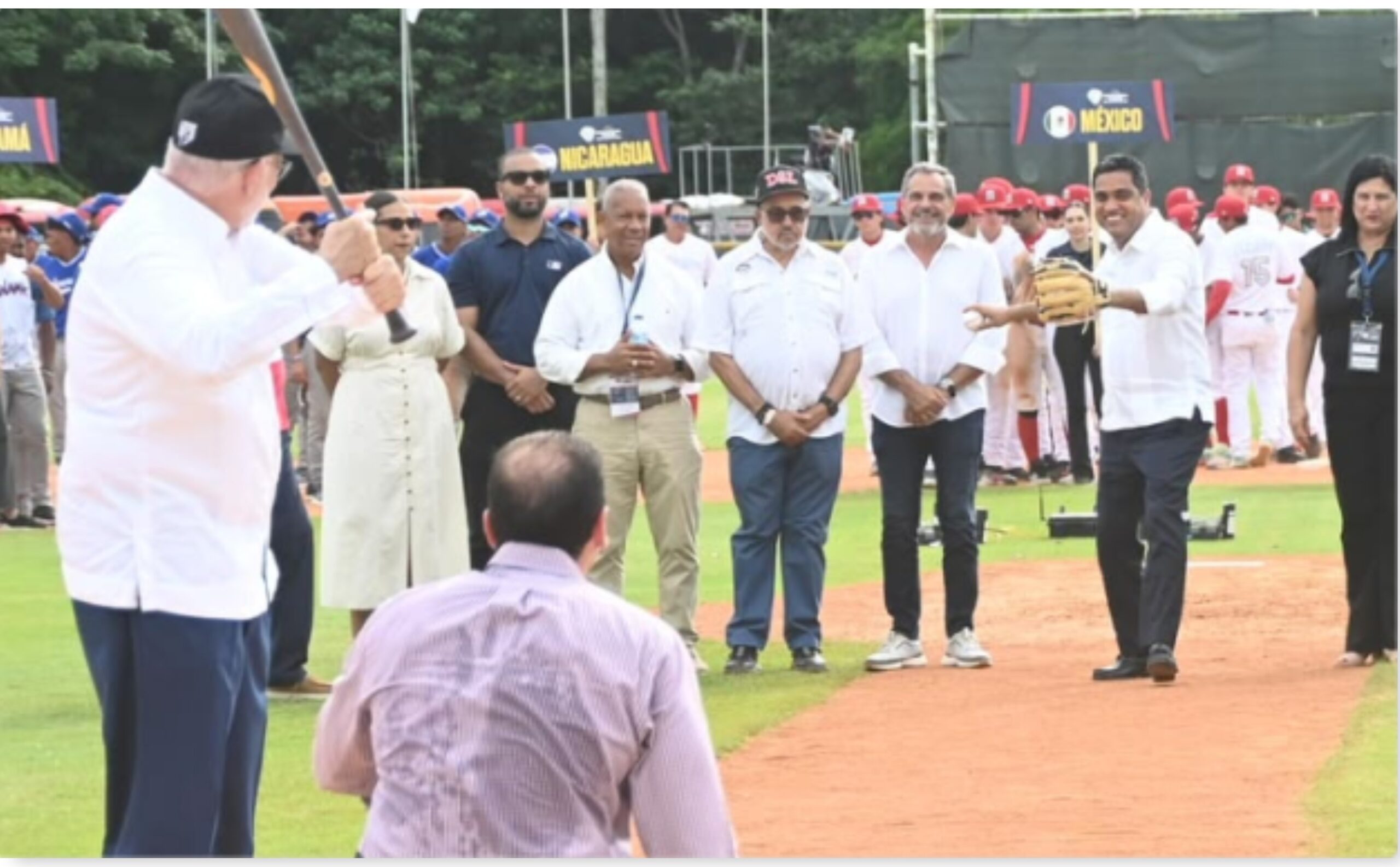 El ministro de Deportes, Kelvin Cruz, lanza la primera bola. Batea Vitelio Mejía Ortiz y recibe Alfredo Acebal Rizek. (Fuente externa). Inter News Service