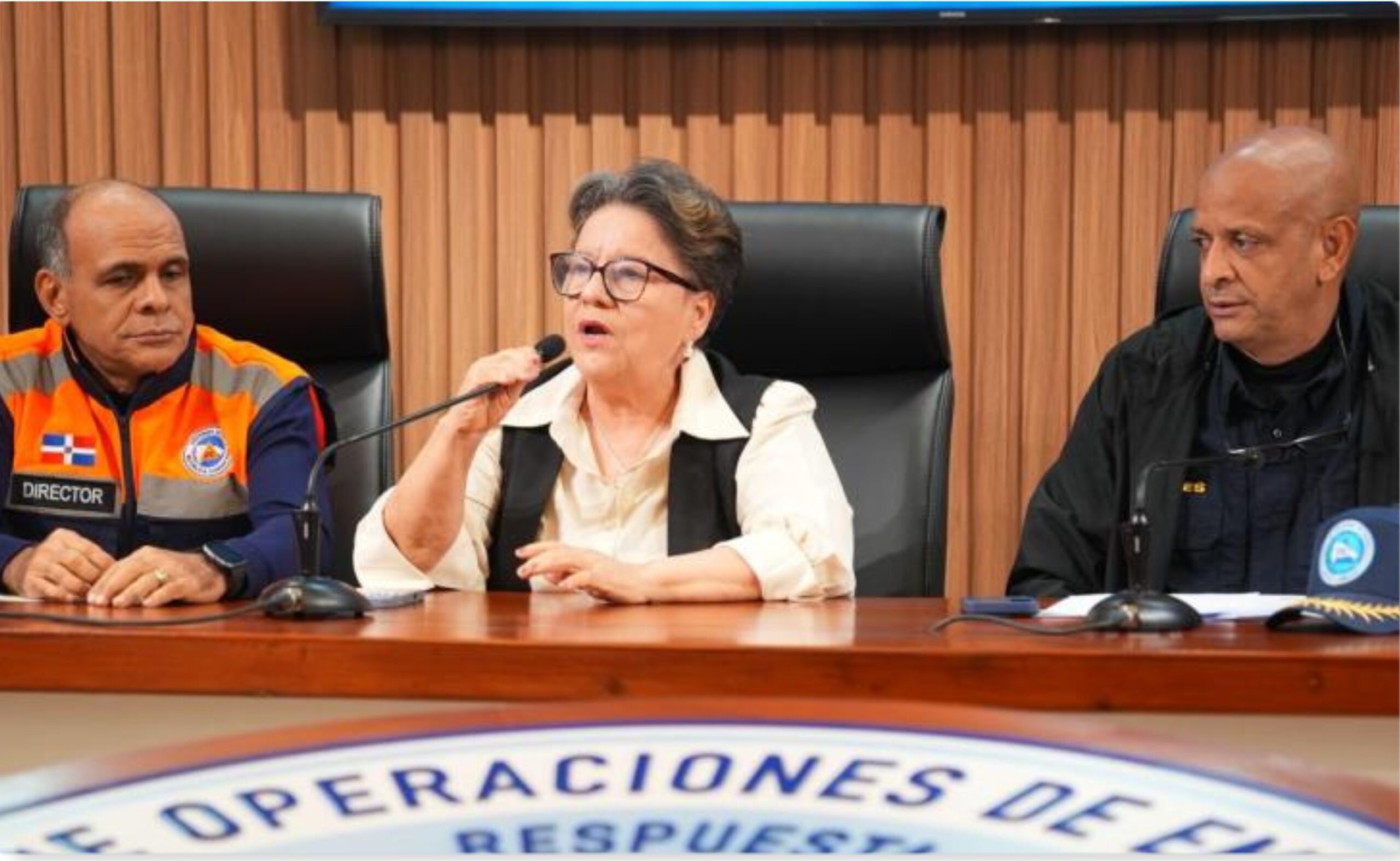 Desde la izquierda, Carlos Manuel Paulino, Gloria Ceballos y Erdwin Olivares, mientras daban detalles sobre los desplazamientos de las lluvias en República Dominicana. (Fuente externa). Inter News Service
