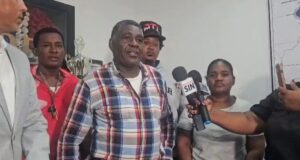 Familiares de dominicanos involucrados a la guerra entre Rusia y Ucrania mientras clamaban por su regreso al país. (Fuente externa). Inter News Service
