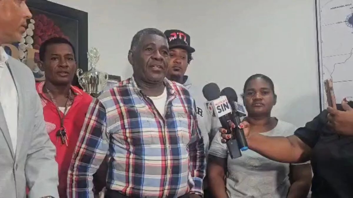 Familiares de dominicanos involucrados a la guerra entre Rusia y Ucrania mientras clamaban por su regreso al país. (Fuente externa). Inter News Service