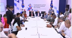Ejecutivos de la Cepal (al centro) ofreciendo detalles preliminares a los periodistas sobre el encuentro regional iniciado hoy en República Dominicana. (Fuente externa). Inter News Service