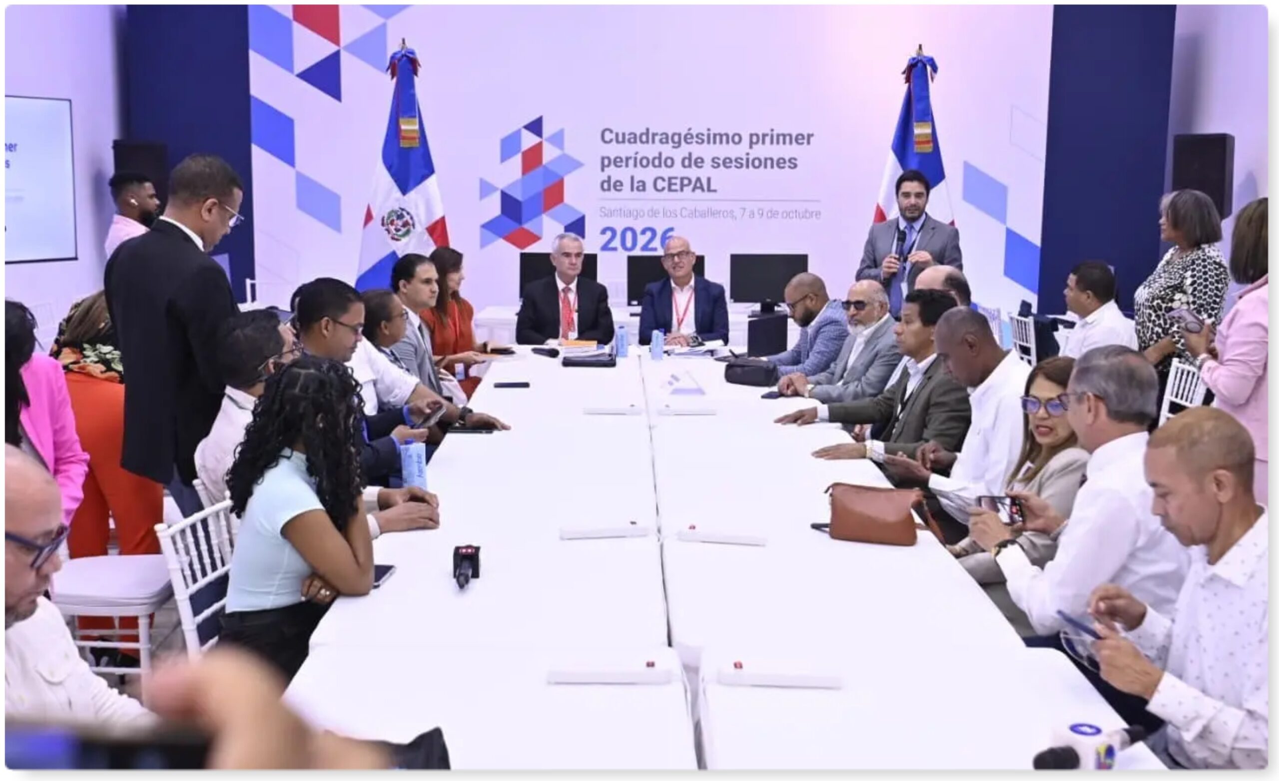 Ejecutivos de la Cepal (al centro) ofreciendo detalles preliminares a los periodistas sobre el encuentro regional iniciado hoy en República Dominicana. (Fuente externa). Inter News Service